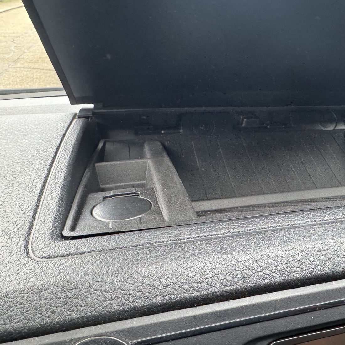 VW T6 Top-Dash Storage Compartment Lid LHD (Left-Hand Drive) – Dashboard Console Lid Cover 2016–2020, closed storage compartment