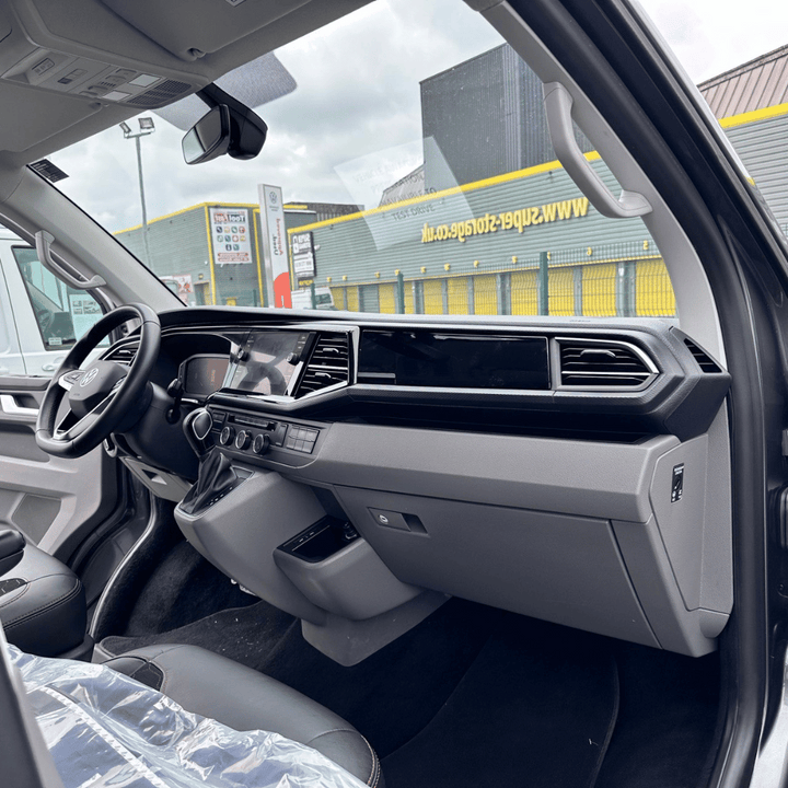 VW T6.1 Handschuhfachdeckel mit Magnetverschluss – Glanzschwarz (Gloss Black), PP-Kunststoff, abnehmbar