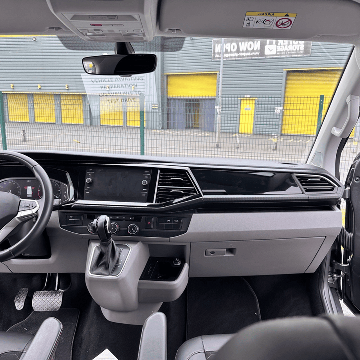 VW T6.1 Handschuhfachdeckel mit Magnetverschluss – Glanzschwarz (Gloss Black), PP-Kunststoff, abnehmbar