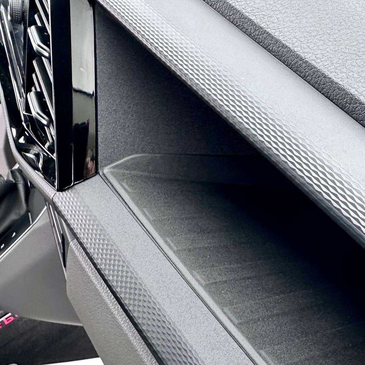 VW Transporter T6.1 Glove Box Anti-Slip Mat – Silicone/Rubber Insert (Non-Slip), OEM-Fit, easy to clean