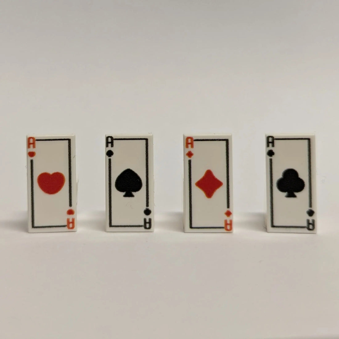 Kartenpack „Ass“ – 4x LEGO® Tile 1x2 (UV-Druck) | Minifiguren-Zubehör für Gambler & Poker-MOCs | Brickhunter.shop