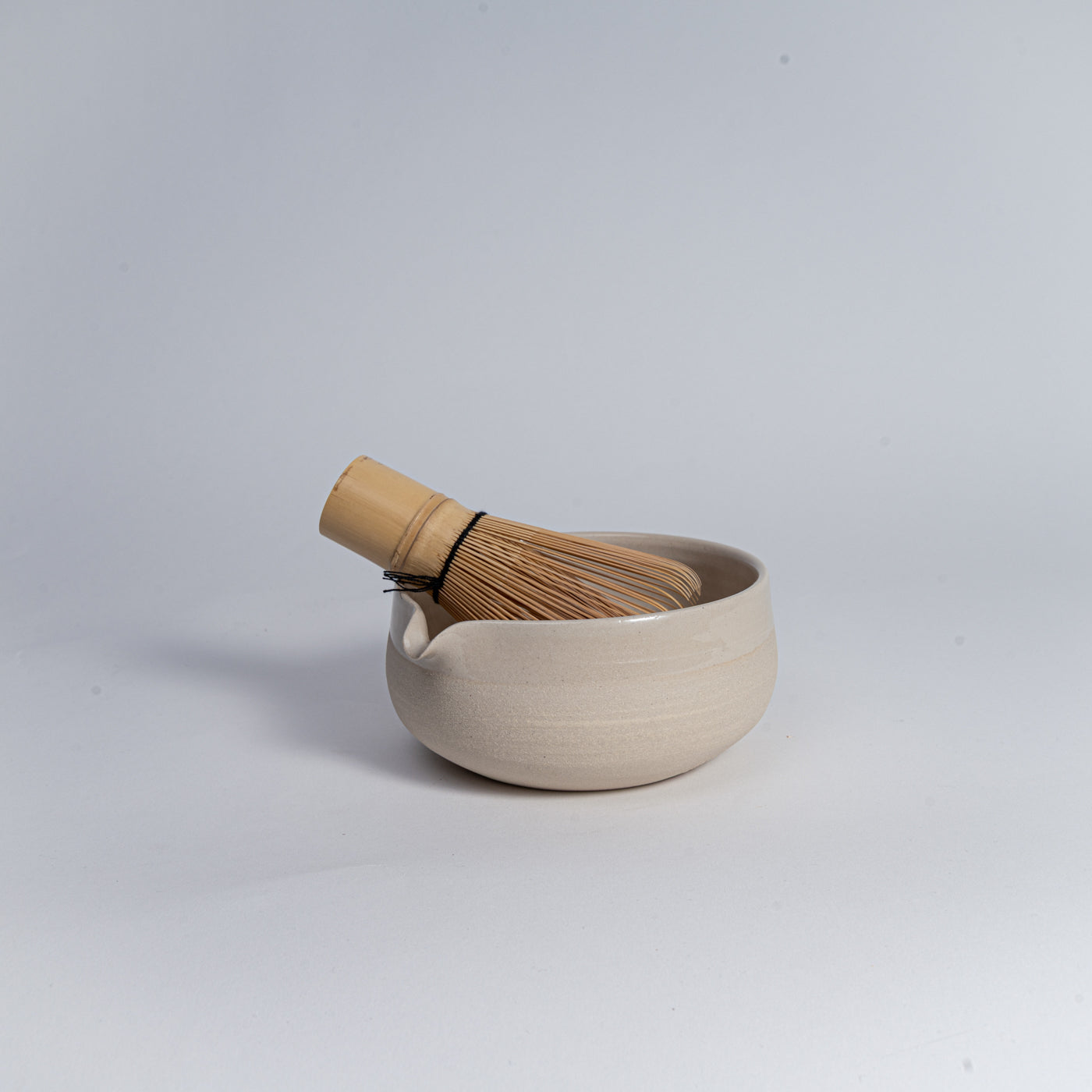 Matcha Chawan Beige - Hand-thrown stoneware matcha bowl with spout, 360 ml (Mannheim)