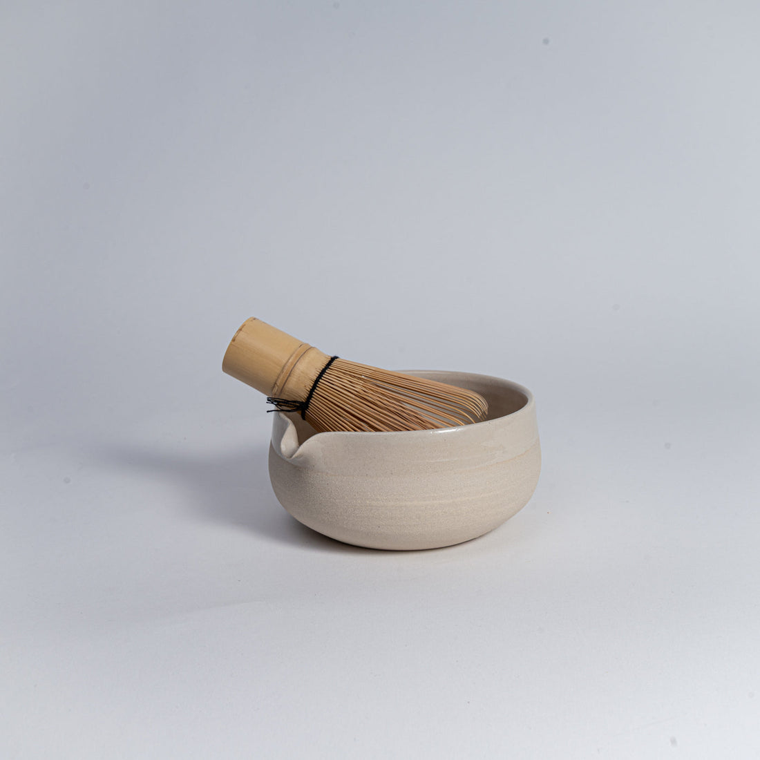 Matcha Chawan Beige - Hand-thrown stoneware matcha bowl with spout, 360 ml (Mannheim)