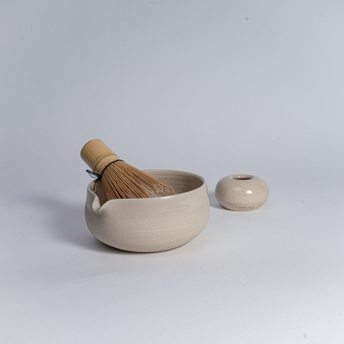 Matcha Chawan Beige - Hand-thrown stoneware matcha bowl with spout, 360 ml (Mannheim)