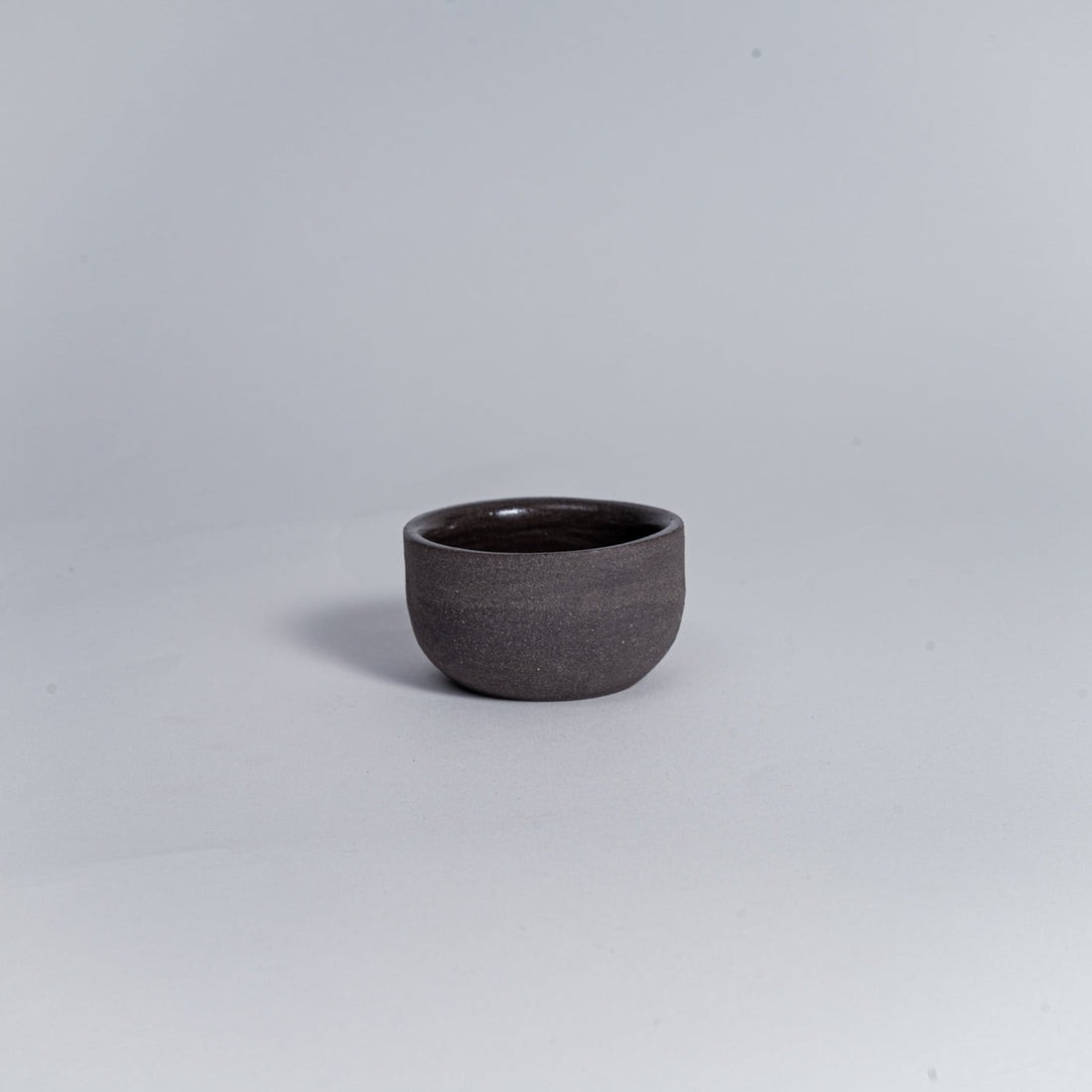 KUMO Espresso Cup Grey/Black – handmade stoneware, 60 ml, unglazed outside & glazed inside (Mannheim)