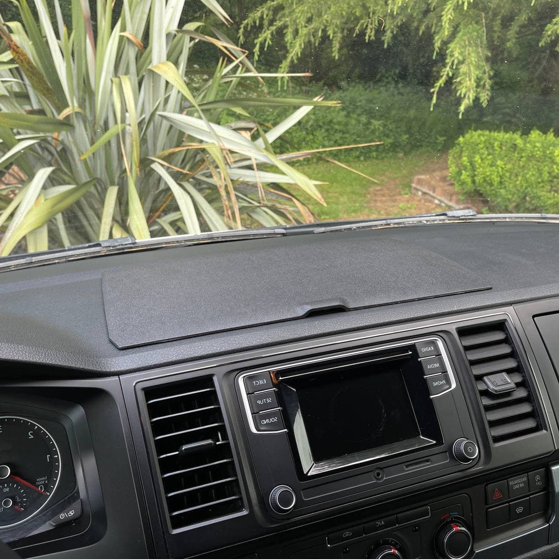 VW T6 Top-Dash Storage Compartment Lid LHD (Left-Hand Drive) – Dashboard Console Lid Cover 2016–2020, closed storage compartment