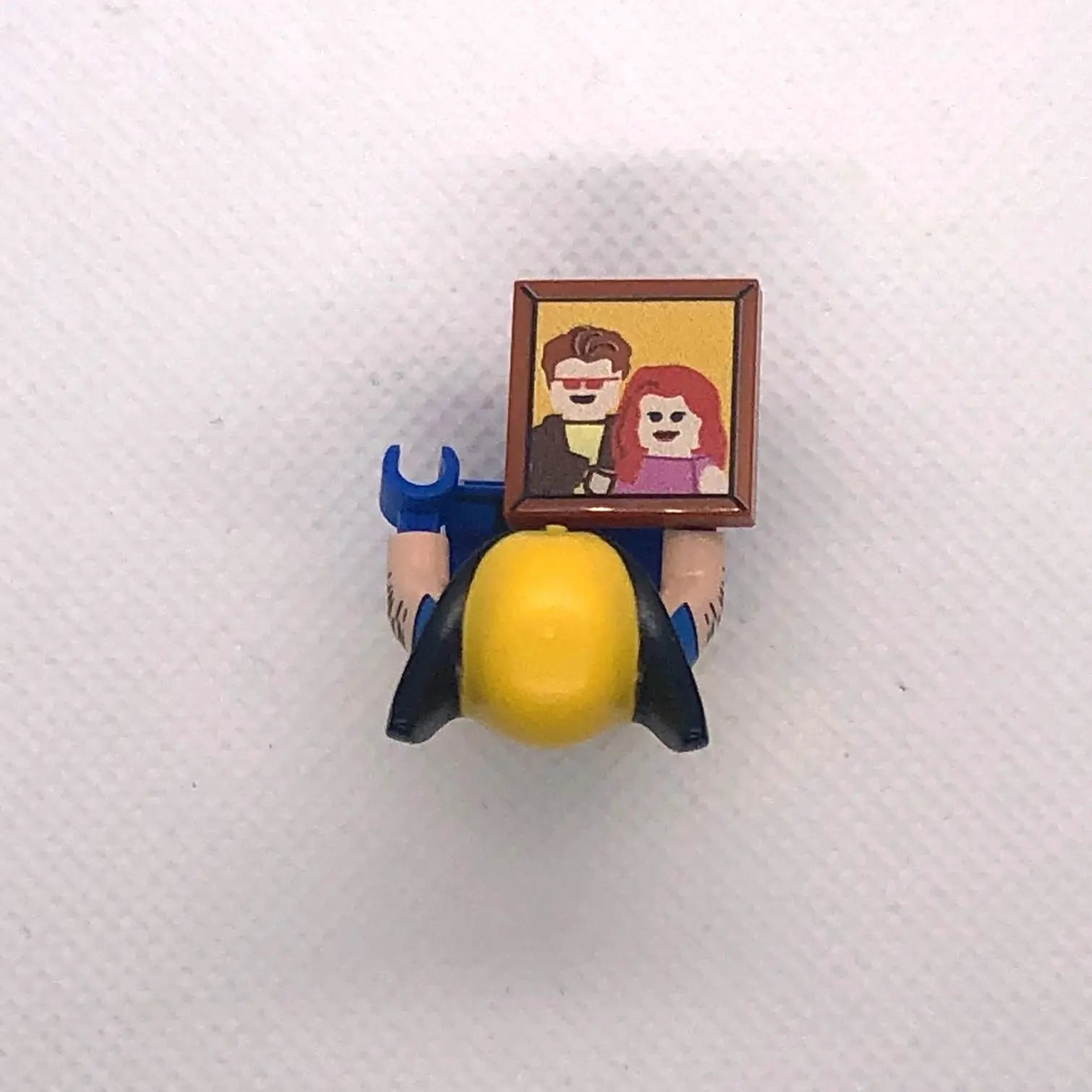 LEGO® Tile 2x2 „X-Hero Couple Picture“ – Dark Orange, UV-Druck | Brickhunter.shop x MBB-Custom