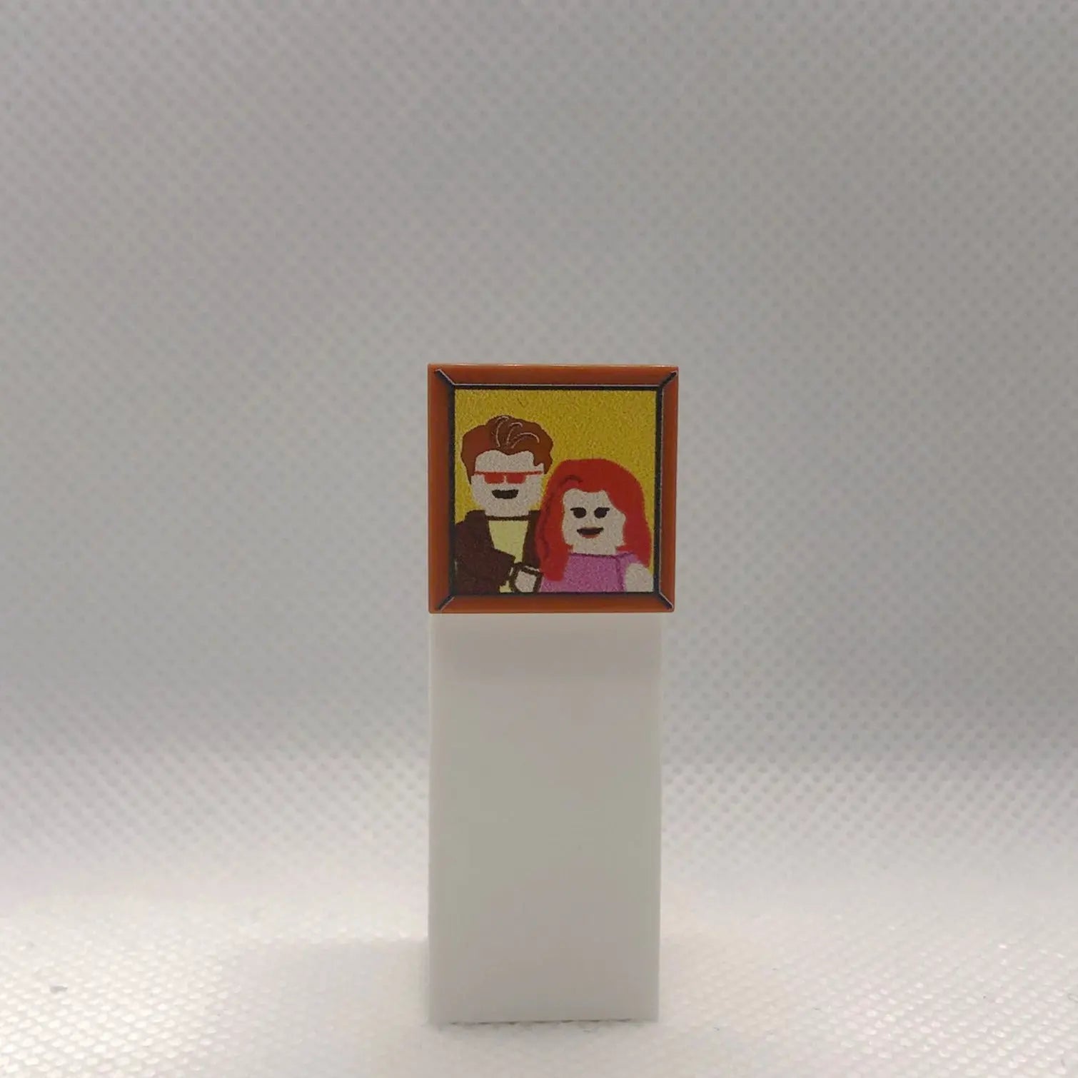 LEGO® Tile 2x2 „X-Hero Couple Picture“ – Dark Orange, UV-Druck | Brickhunter.shop x MBB-Custom