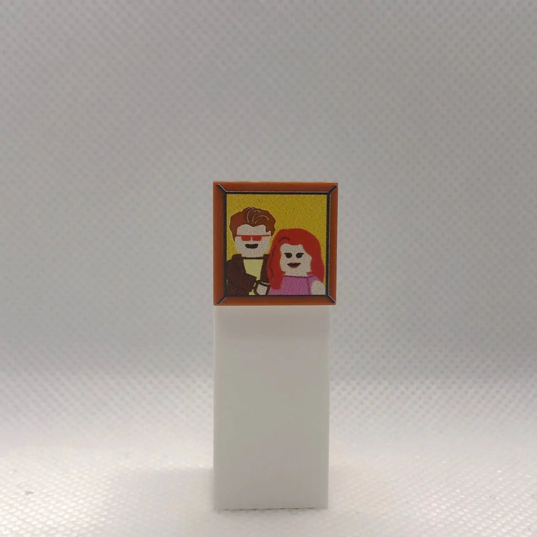 LEGO® Tile 2x2 „X-Hero Couple Picture“ – Dark Orange, UV-Druck | Brickhunter.shop x MBB-Custom