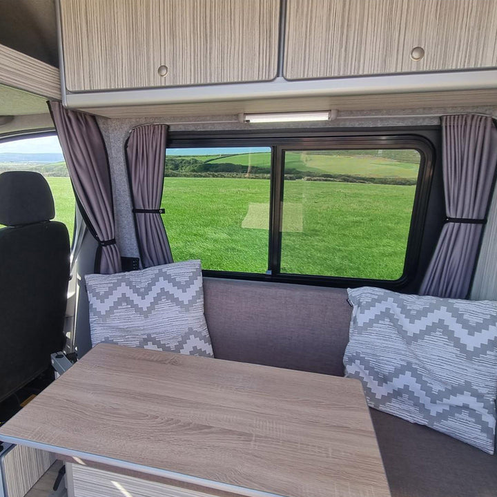Mercedes Sprinter / Dodge Sprinter Premium Fenster-Vorhänge – Black/Grey Blackout inkl. Montageset